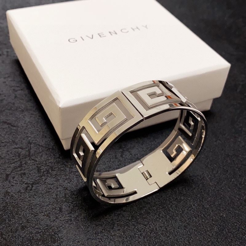 GIVENCHY